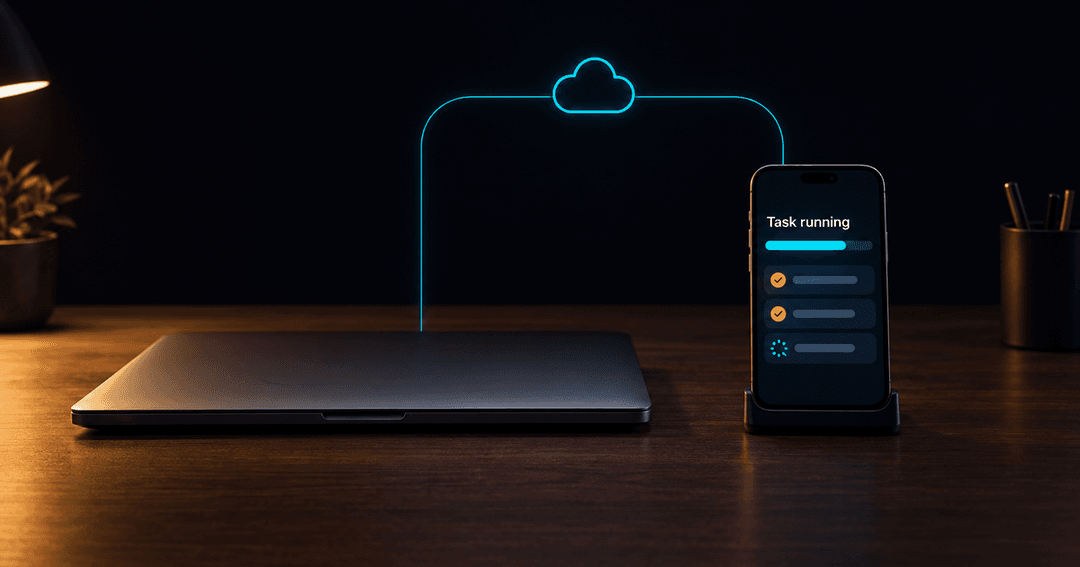 夜の机。閉じたノートPCの横で、スマートフォンに作業の進み具合が表示され、作業が続いている